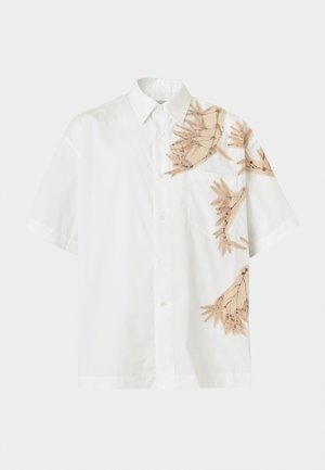 Homme portant une chemise blanche à manches courtes avec des imprimés de ventilateurs, une cravate noire, un short cargo en denim clair surdimensionné, des chaussures noires, des chaussettes blanches et des lunettes de soleil noires.