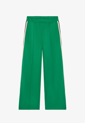 Zielone spodnie z szerokimi nogawkami o gładkiej fakturze, z czarno-kremowymi pionowymi paskami po obu stronach oraz elastycznym paskiem w talii.