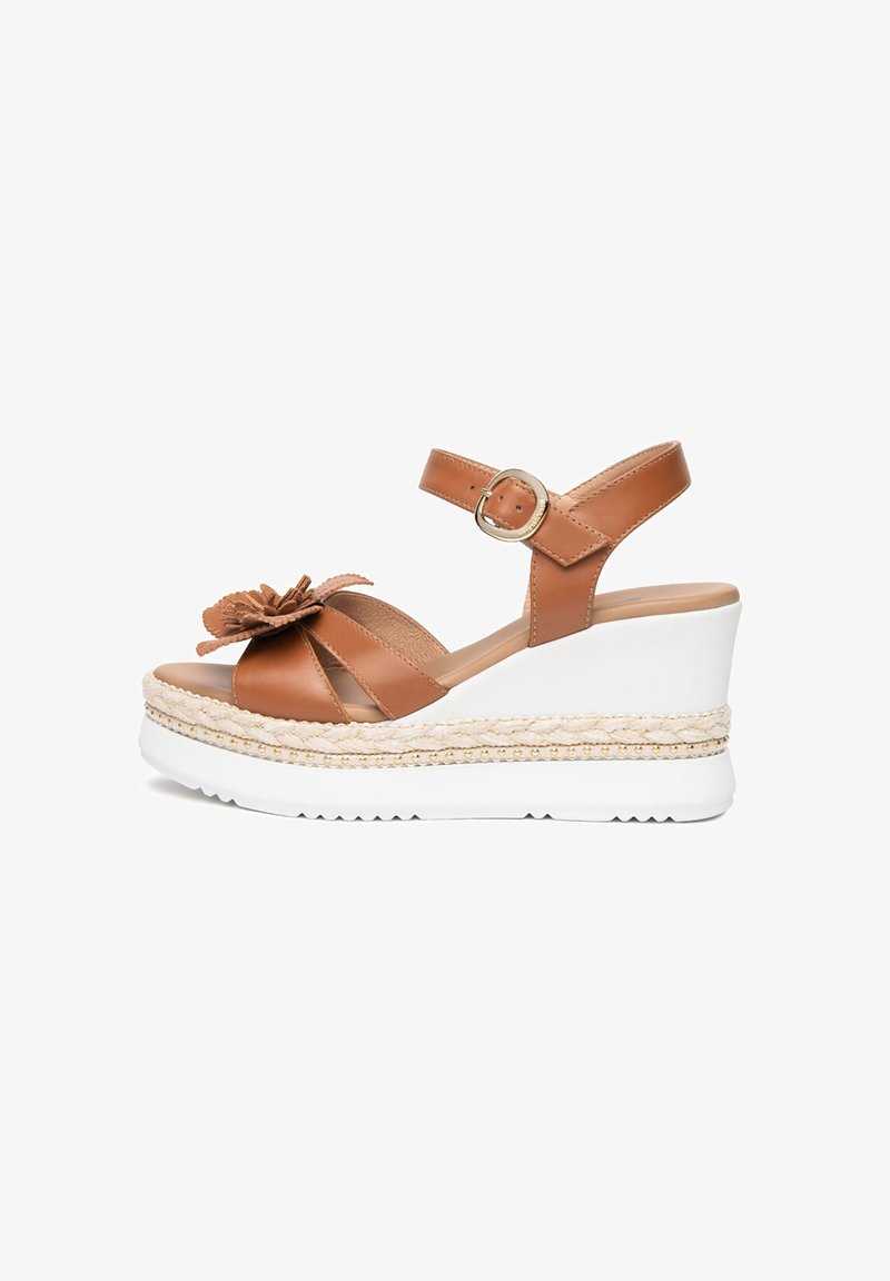 Sandale compensée en cuir marron avec bride à la cheville, détail fleur décoratif à l'avant, bordure en jute tressée et semelle plateforme blanche.