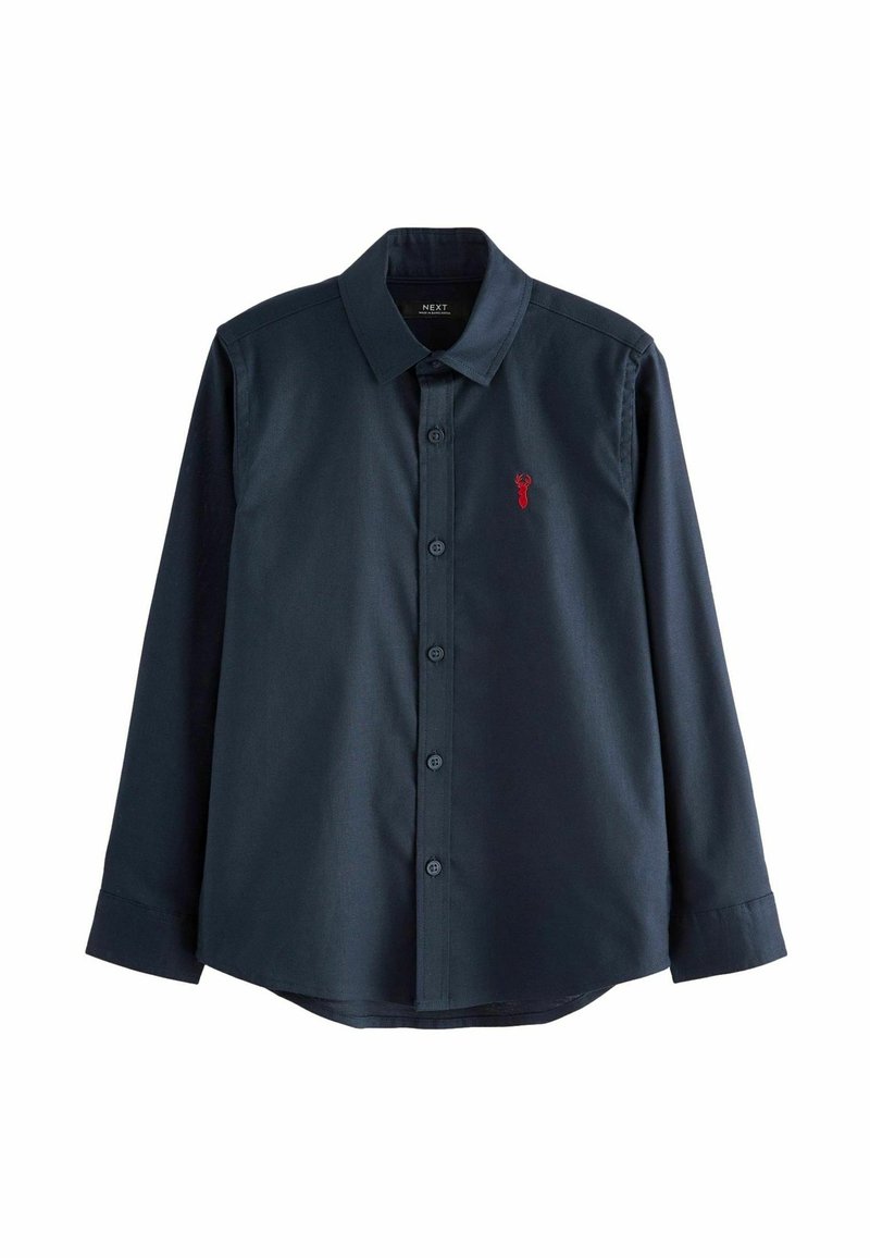 Chemise bleu marine à manches longues, boutonnée, avec col et petit homard rouge brodé sur le côté gauche de la poitrine.