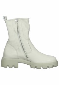 Botas de tobillo de cuero blanco con un acabado texturizado, un cierre lateral con cremallera y una suela de goma gris claro, gruesa y con un patrón de tacos.
