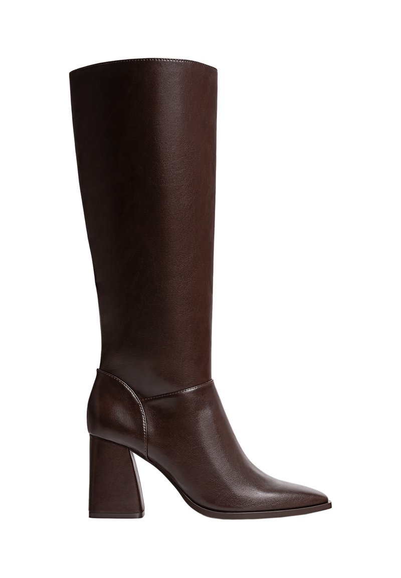 Stivale marrone in pelle fino al ginocchio con punta affusolata e tacco a blocco, caratterizzato da una superficie liscia e un design elegante. Cuciture accentuate alla caviglia.