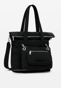 Svart nylon tote-väska med två korta handtag, en avtagbar rem, flera zip-fickor och präglad logotypdetalj på framsidan.