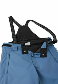 Blaue wasserdichte Hose mit verstellbaren schwarzen Trägern, Frontreißverschluss, Seitentasche und schwarzem Fleece-Futter. Entwickelt für den Einsatz im Freien.