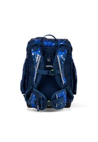 Sac à dos bleu marine avec un motif abstrait de gouttes d'eau, des bretelles rembourrées, des poches latérales ajustables et une base robuste pour la stabilité.