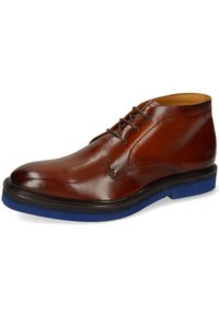 Botín de cuero marrón con suela de goma azul, punta redonda y textura suave. Presenta cordones y un diseño bordado en el lateral.