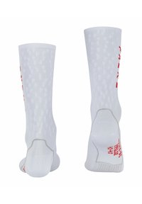 Weiße Sportsocken mit rotem Text und strukturierten Mustern, verstärkten Fersen und Zehen sowie gerippten Bündchen für zusätzlichen Halt.