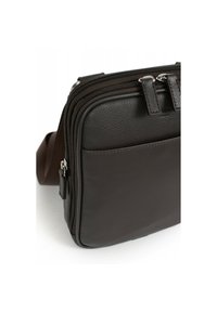 Borsa a tracolla in pelle marrone con finitura testurizzata, dotata di doppie cerniere e tracolla regolabile. Design semplice con hardware minimal.