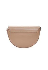 Halve maanvormige handtas van soepel beige materiaal; heeft een klep-sluiting en subtiele stikdetails langs de rand.
