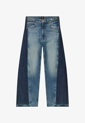 Hellblaue und dunkle Denim-Jeans mit weitem Bein, die kontrastierende Einsätze, ein klassisches Fünf-Taschen-Design und fransige Säume aufweisen. Mit Knopf- und Reißverschluss.