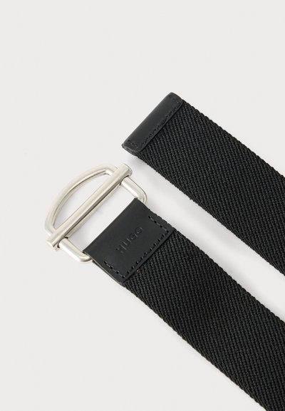 Ceinture en tissu tissé noir avec boucle métallique rectangulaire argentée et détail en cuir embossé du nom de la marque « HUGO ».
