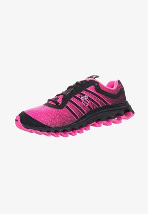 Chaussure de sport K-Swiss rose et noire avec des lacets noirs et une semelle texturée conçue pour la course ou les activités sportives.