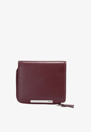 Bordeauxrode leren portemonnee met een gladde textuur, rechthoekige vorm, ritssluiting en een zilverkleurig accentenlabel aan de voorkant.
