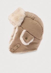 Chapeau aviateur marron doublé de fausse fourrure avec un extérieur texturé, des cache-oreilles et des boutons en métal, avec une finition à éclat doux.