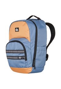 Mochila Quiksilver azul y crema con bolsillo frontal, cremallera negra, correas acolchadas y correas reflectantes horizontales en el compartimento frontal más pequeño.