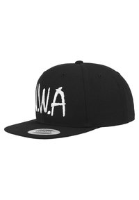 Sort snapback-cap med hvid broderet tekst "N.W.A" på forsiden. Struktureret design med flad skygge og tekstureret stof.