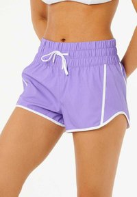 Shorts de sport violets avec bord blanc, dotés d'une taille élastique et d'un cordon de serrage réglable. Tissu léger avec une texture lisse.