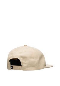 Béžová snapback čiapka s plochým okrajom, s čiernym vnútrom a plastovým nastaviteľným remienkom vzadu. Hladká textúra tkaniny.