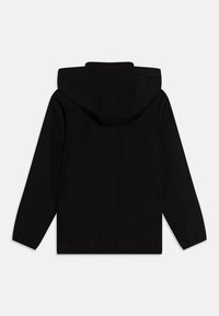 Veste à capuche noire avec des manches longues, texture lisse, poignets élastiques et ourlet. Présente un design simple et sans ornement.