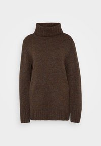 Brauner gestrickter Pullover mit hohem Rollkragen. Der Stoff hat eine strukturierte Oberfläche mit subtilen Farbvariationen sowie gerippten Ärmeln und Saum.