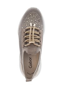 Taupe Slip-On Sneaker mit goldfarbenen verzierten Schnürsenkeln und strassbesetztem Mesh-Obermaterial, weißer Sohle und einem Ziehband an der Ferse.