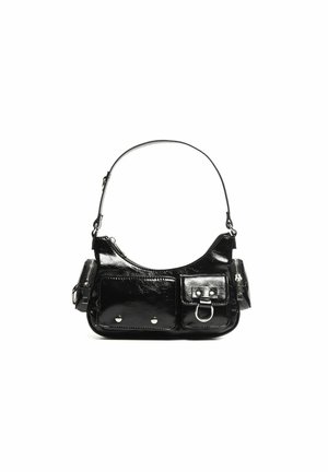 Sac à bandoulière en cuir verni noir avec deux poches avant, métal argenté et une seule anse.