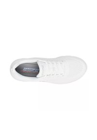 Zapatilla deportiva blanca con parte superior perforada, punta redondeada y cordones. Cuenta con una plantilla de espuma viscoelástica gris con la marca "Skechers".
