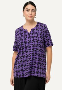 Ulla Popken ALLOVER SHORT SLEEVE SPLIT NECK  - Triko s potiskem - purple