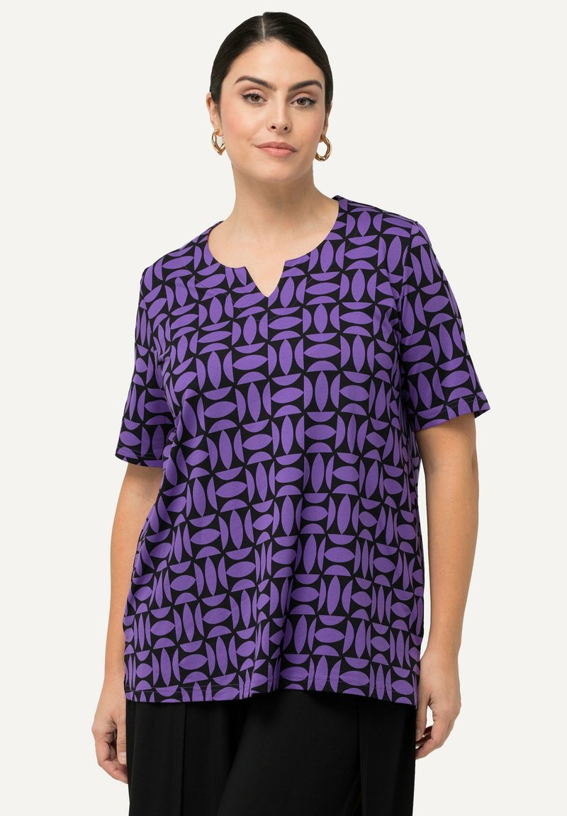 Ulla Popken ALLOVER SHORT SLEEVE SPLIT NECK  - Triko s potiskem - purple