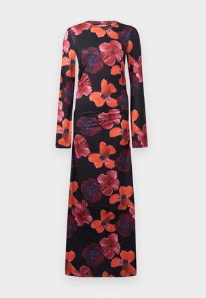 Cvjetna haljina od crne tkanine s dugim rukavima i okruglim izrezom. Dizajn uključuje velike crvene i ljubičaste cvjetne uzorke. Glatka tekstura.