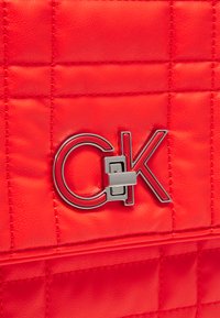 Calvin Klein RE LOCK QUILT SHOULDER BAG - Sac bandoulière - deep orange