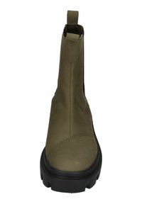 Olijfgroen leren enkellaars met een zwarte chunky zool en trekloops aan de voor- en achterkant voor gemakkelijk aan- en uittrekken.