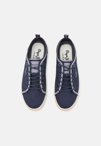 Marineblå lerret Sneakers med grå tekstilaksenter, rund tå, snøring og såle av gummigummi. Har merkevare på innersåle og tunge.