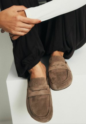 THE SET, Sandalias planas - taupe brown