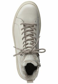 Białe skórzane botki za kostkę z teksturowanym futrem w środku, okrągłym noskiem i płaskimi sznurowadłami. Posiada zamek po jednej stronie, co ułatwia zakładanie.