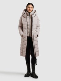 Svetlo siva puhovka z kapuco, s prešitimi odseki, zadrgo spredaj in vrvico za zategovanje. Nošena preko črnih tajic in škornjev.