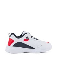 Zapatilla deportiva blanca con acentos en azul marino y rojo, que presenta una parte superior texturizada, un collar acolchado y una suela de goma. Cierre de cordones que proporciona soporte.