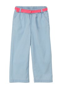 Jasnoniebieskie szerokie spodnie z elastycznym pasem i różowym paskiem. Zawierają boczne kieszenie oraz gładką, lekką teksturę materiału.