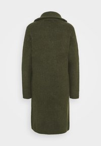 Grøn uldblandingsfrakke med ribbet tekstur, lange ærmer og krave. Lige snitdesign, der falder under knæene. Ingen synlige lukninger.