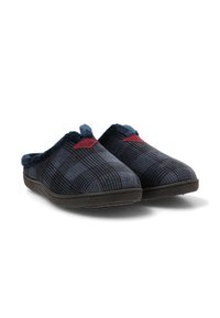 Zapatillas sin cordones a cuadros en tonos azul marino y rojo, con un borde suave y peludo y una suela oscura y duradera. Diseño cómodo para uso en interiores.