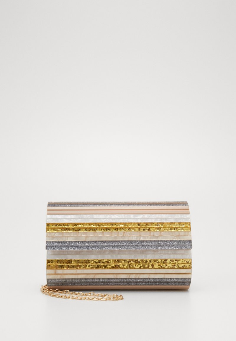Pochette rectangulaire à rayures horizontales en or, argent, beige et blanc, avec une bandoulière chaîne dorée sur fond blanc.