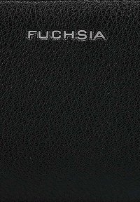 Portefeuille en cuir texturé noir avec le mot "FUCHSIA" embossé en argent. Fini lisse avec un motif granuleux pour un détail supplémentaire.