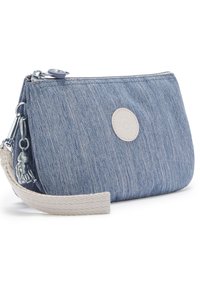 Bolso de mezclilla con cierre de cremallera, color azul claro, parche de logo redondo y una correa de muñeca de tela gris con un charm plateado adjunto.