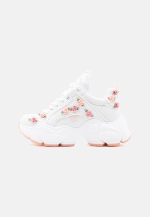 Baskets blanches épaisses avec une semelle épaisse, décorées de petites appliques de roses roses et pêche avec des feuilles vertes.