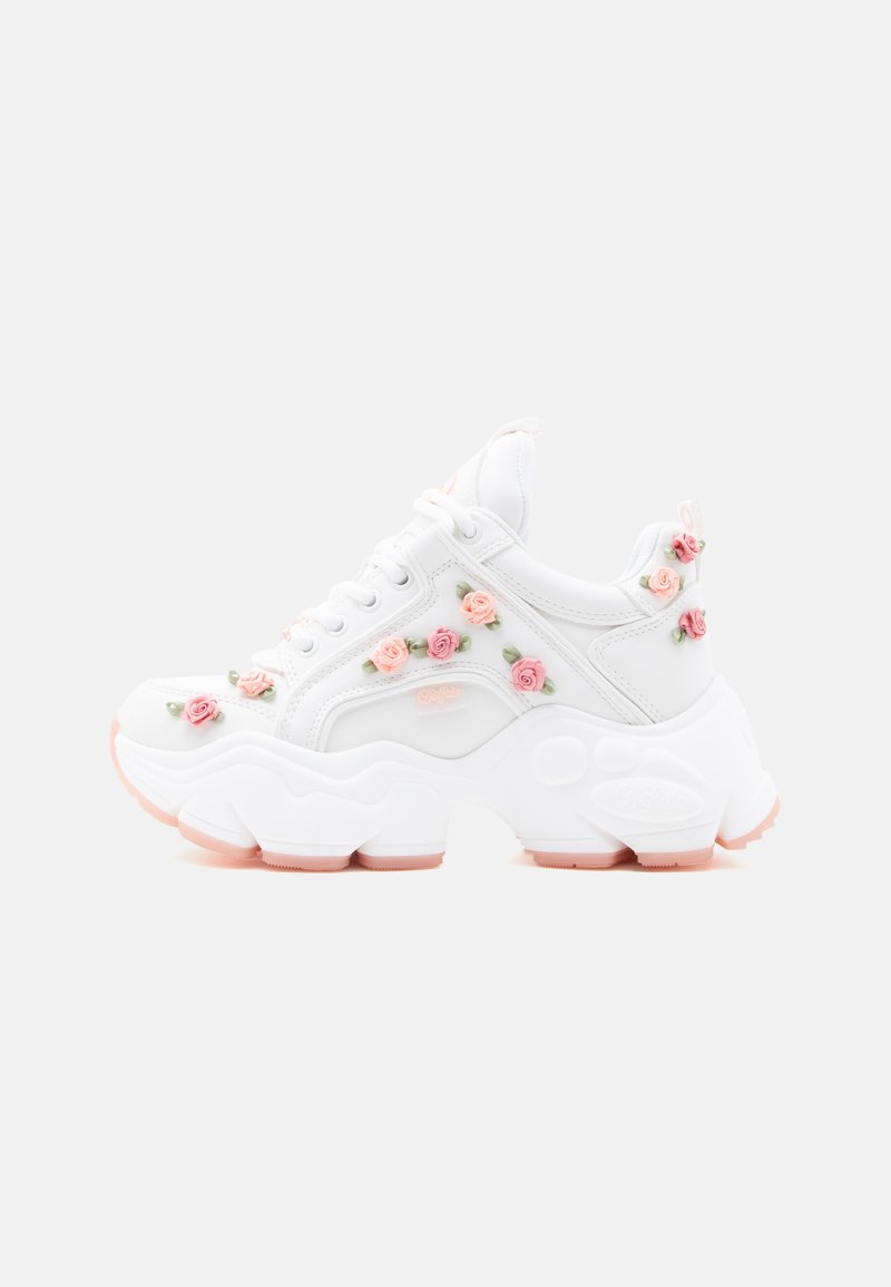 Άσπρο chunky αθλητικό παπούτσι με παχιά σόλα, διακοσμημένο με μικρές ροζ και ροδακινί τριανταφυλλένιες εφαρμογές και πράσινα φύλλα.