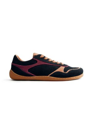 Sneaker neri e bordeaux in materiale scamosciato, con accenti color cammello, suola in gomma e punta arrotondata. Presenta un design con lacci e dettagli sovrapposti.