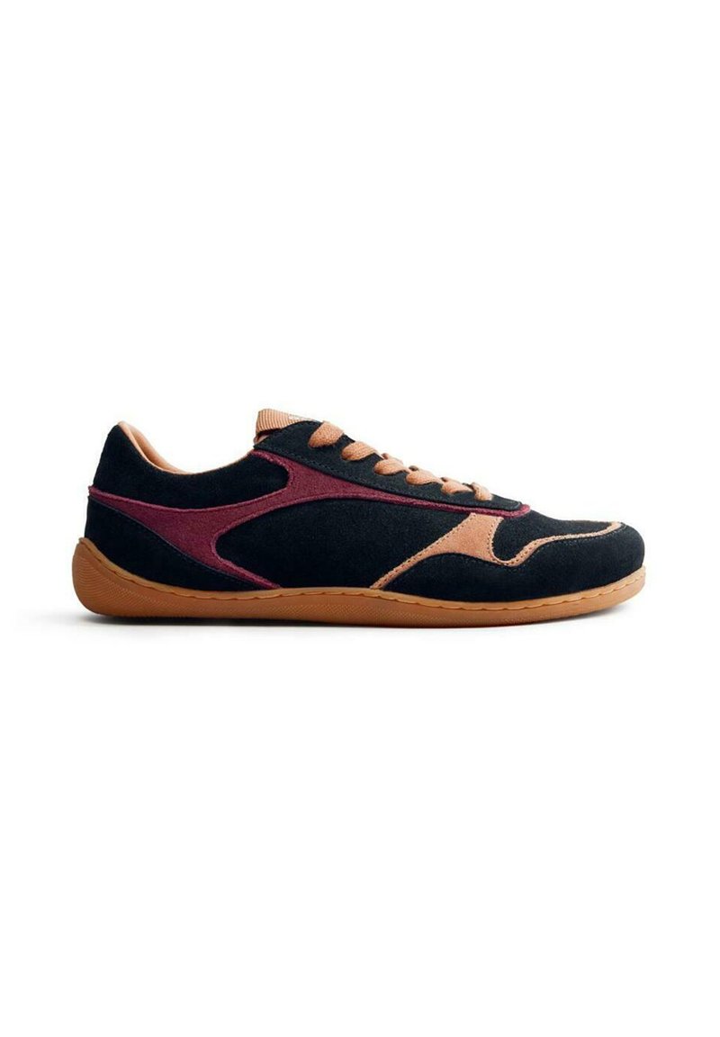 Sneaker noir et bordeaux en matériau suédé, avec des accents beige, une semelle en caoutchouc et un bout arrondi. Présente un design à lacets et des détails superposés.