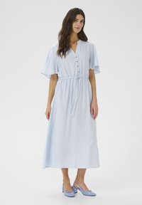 Rochie maxi de culoare albastru deschis, cu fișa cu nasturi în față, mâneci scurte și talie elastică. Purtați-o cu pantofi cu toc de culoare albastru deschis. Textură netedă.