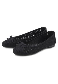 Schwarze flache Schuhe aus perforiertem Material mit runder Spitze, versehen mit einer kleinen Schleife an der Vorderseite und einem niedrigen, soliden Absatz.