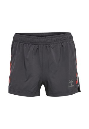 Ciemnoszare sportowe spodenki z elastycznym pasem, czerwonym paskiem po boku i małym logo hummel na przedniej prawej nogawce.